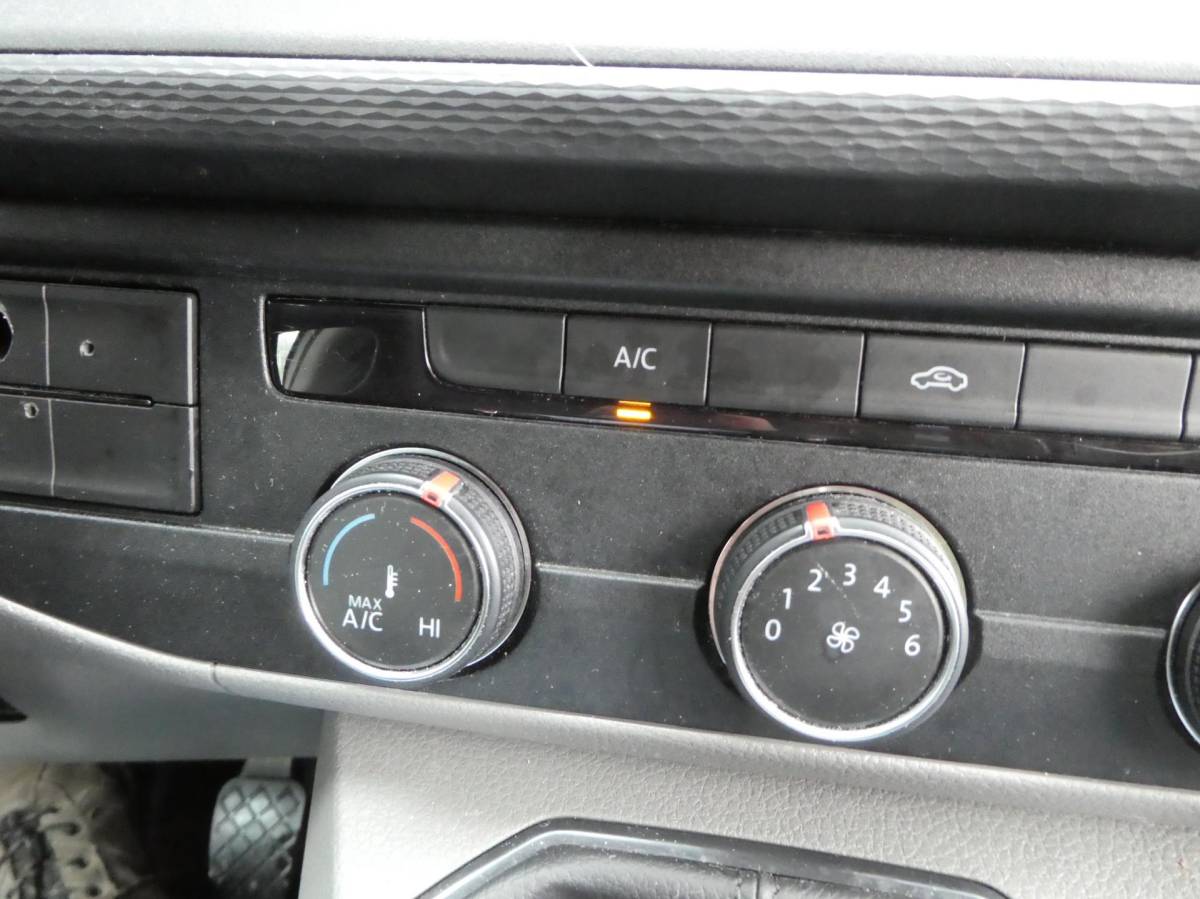 Volkswagen Transporter Volkswagen Transporter 2.0 TDI L2H1 airco navigatie pdc 3 zits trekhaak