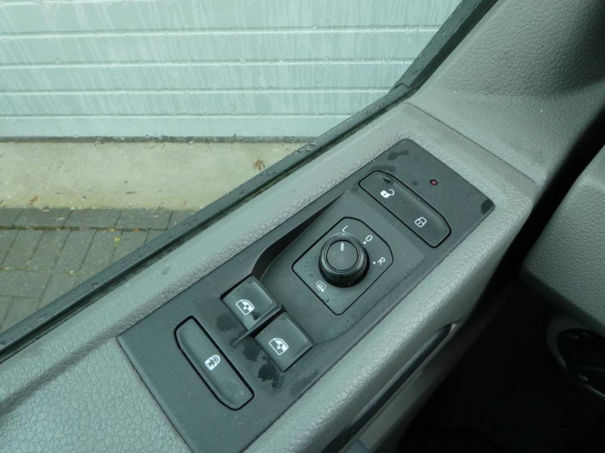 Volkswagen Transporter Volkswagen Transporter 2.0 TDI L2H1 airco navigatie pdc 3 zits trekhaak