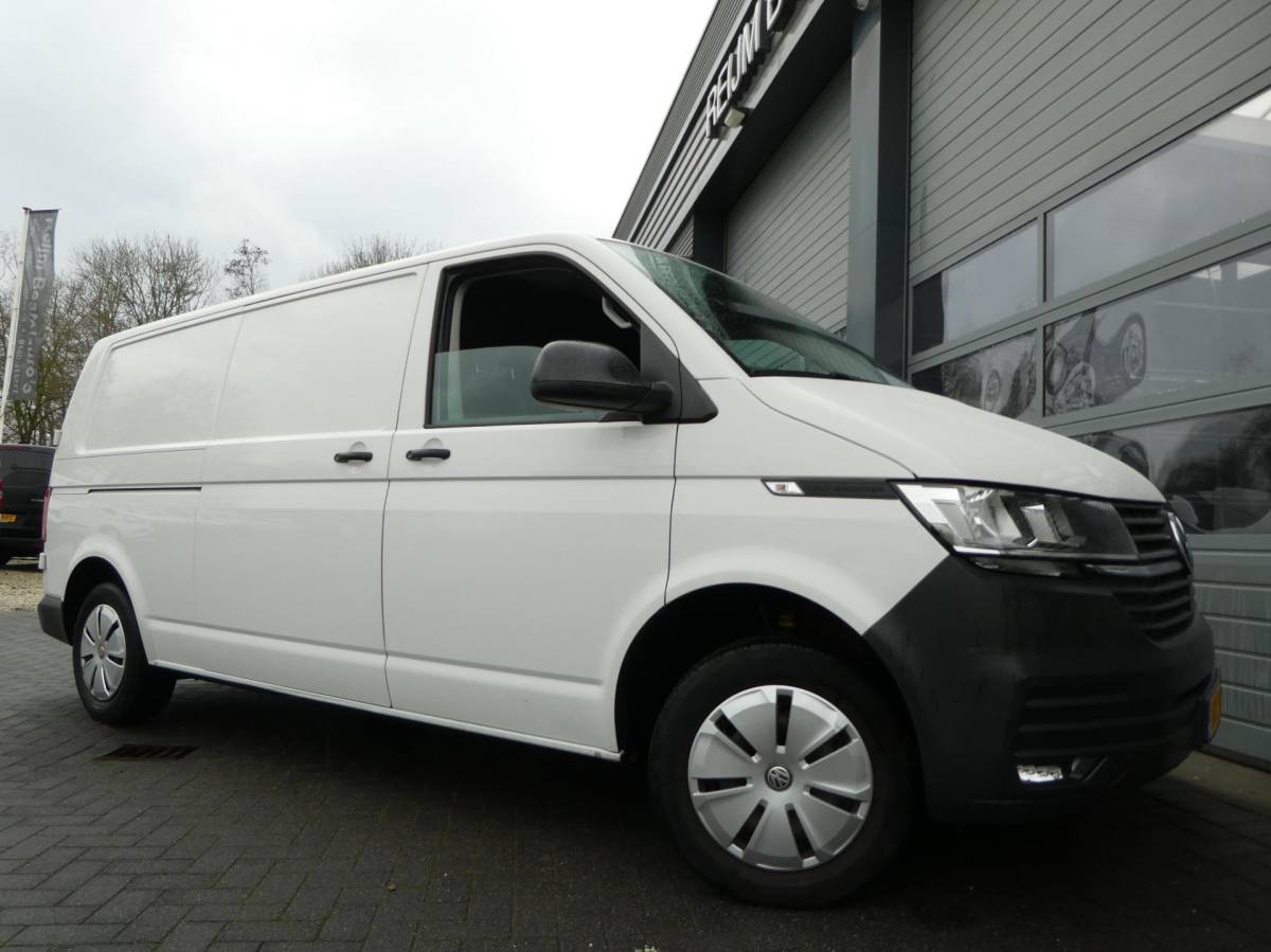 Volkswagen Transporter Volkswagen Transporter 2.0 TDI L2H1 airco navigatie pdc 3 zits trekhaak