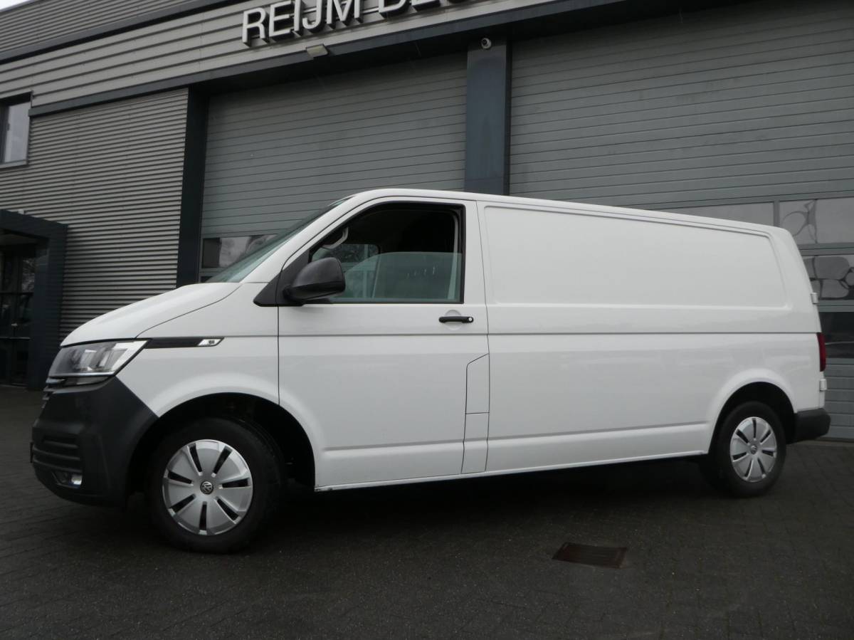 Volkswagen Transporter Volkswagen Transporter 2.0 TDI L2H1 airco navigatie pdc 3 zits trekhaak