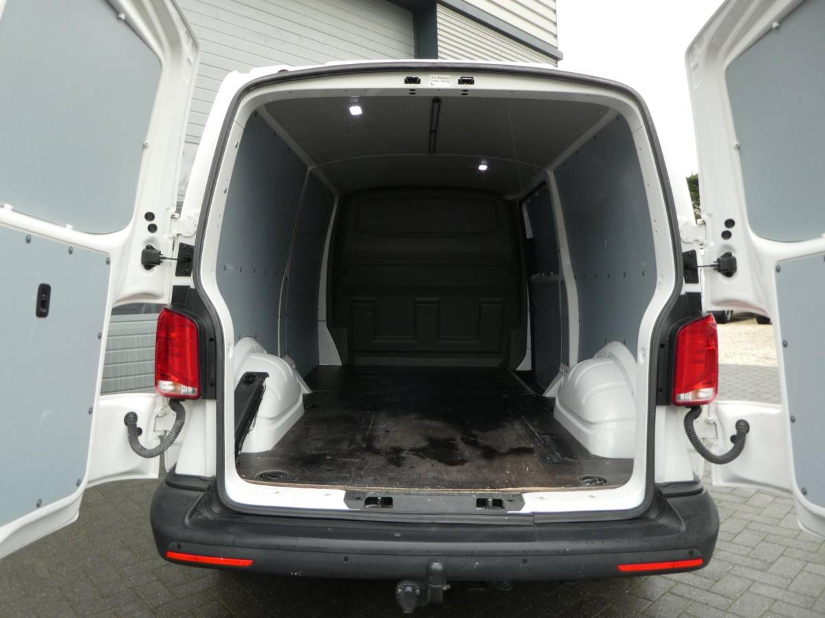 Volkswagen Transporter Volkswagen Transporter 2.0 TDI L2H1 airco navigatie pdc 3 zits trekhaak