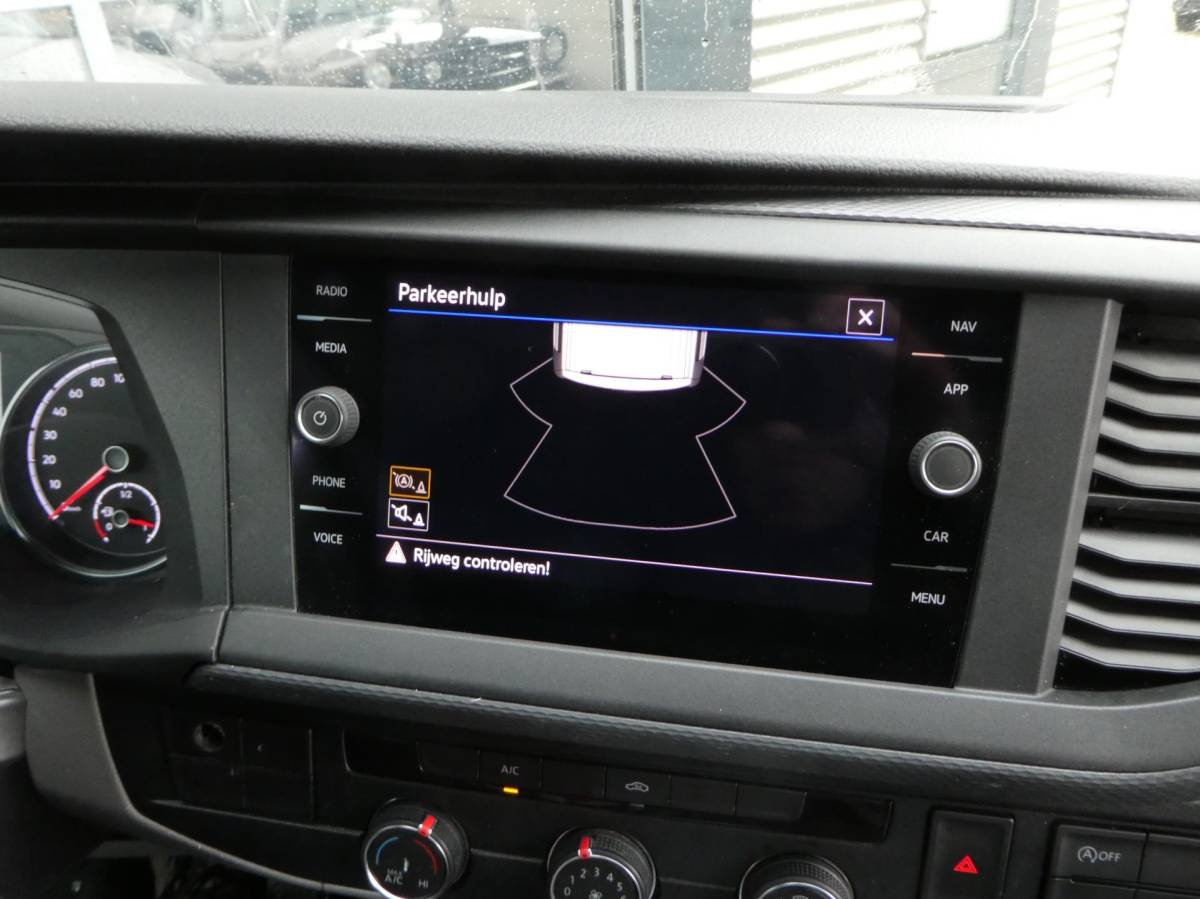Volkswagen Transporter Volkswagen Transporter 2.0 TDI L2H1 airco navigatie pdc 3 zits trekhaak