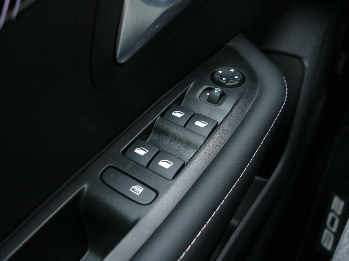 Peugeot 208 Peugeot 208 1.2 Hybrid 110 e-DCS6 Allure | 360° Camera | Navigatie | Climate Control | Full LED | 16” LM Velgen | Apple Carplay/Android Auto