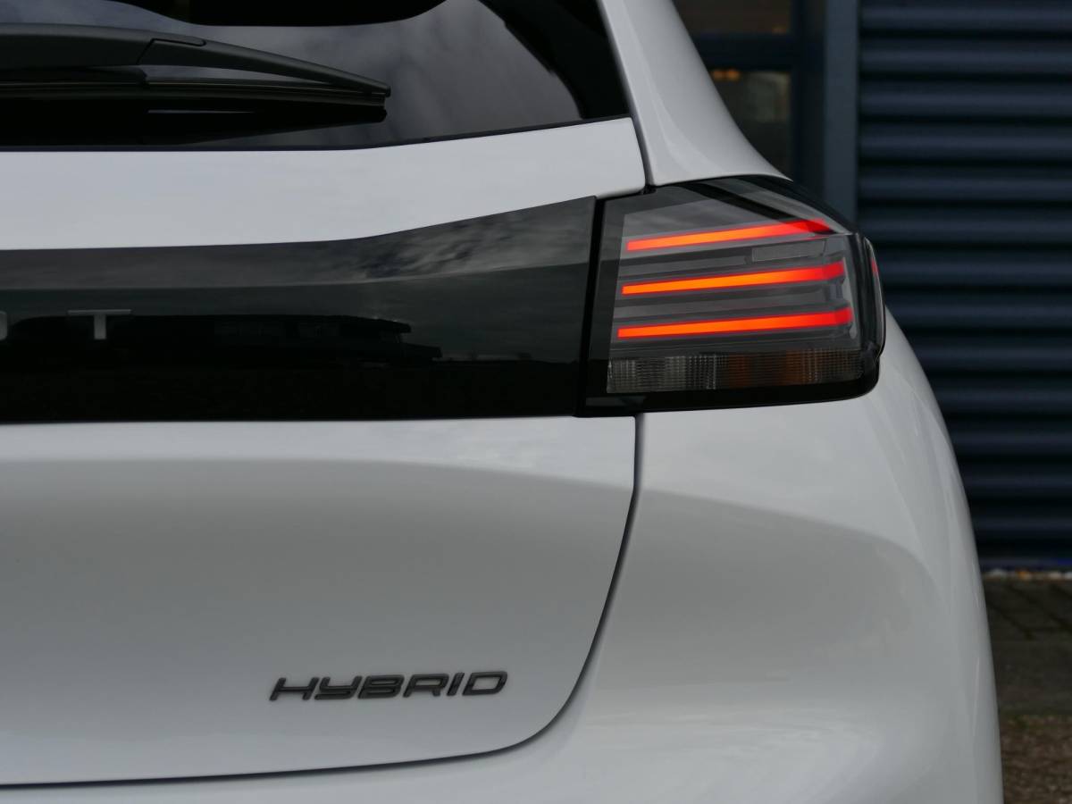 Peugeot 208 Peugeot 208 1.2 Hybrid 110 e-DCS6 Allure | 360° Camera | Navigatie | Climate Control | Full LED | 16” LM Velgen | Apple Carplay/Android Auto