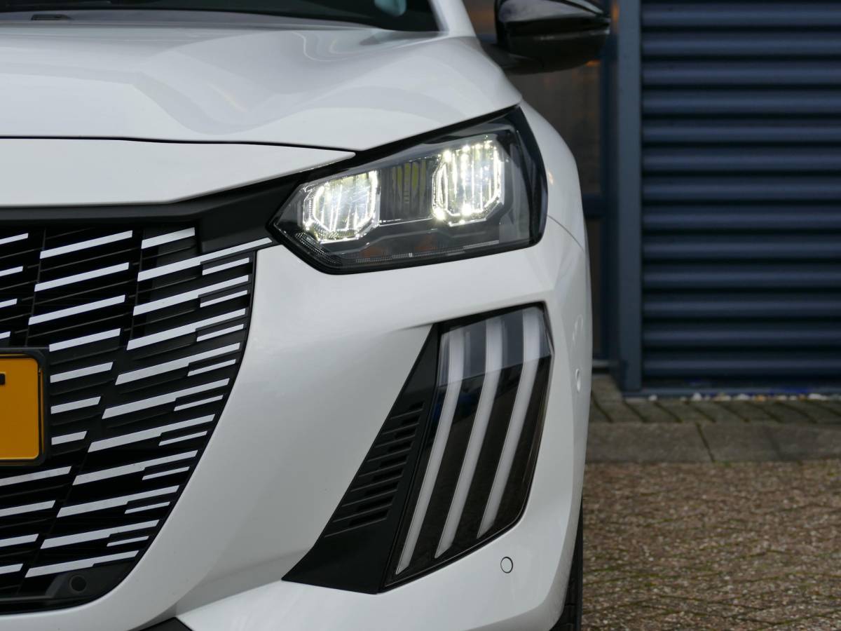 Peugeot 208 Peugeot 208 1.2 Hybrid 110 e-DCS6 Allure | 360° Camera | Navigatie | Climate Control | Full LED | 16” LM Velgen | Apple Carplay/Android Auto