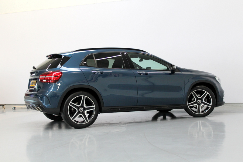 Mercedes-Benz GLA Mercedes-Benz GLA-klasse 180 Business Solution AMG Night Upgrade 123PK, RIJKLAAR!! AUTOMAAT | PANORAMADAK | LEER/ALCANTARA | CAMERA