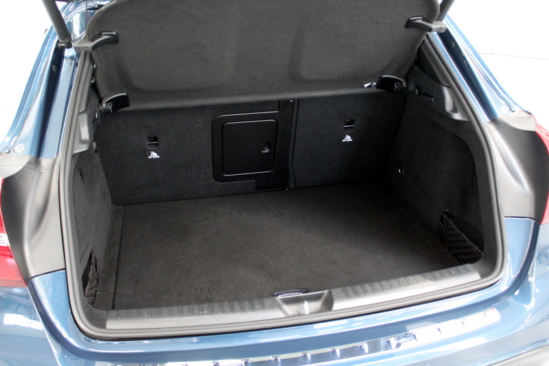 Mercedes-Benz GLA Mercedes-Benz GLA-klasse 180 Business Solution AMG Night Upgrade 123PK, RIJKLAAR!! AUTOMAAT | PANORAMADAK | LEER/ALCANTARA | CAMERA