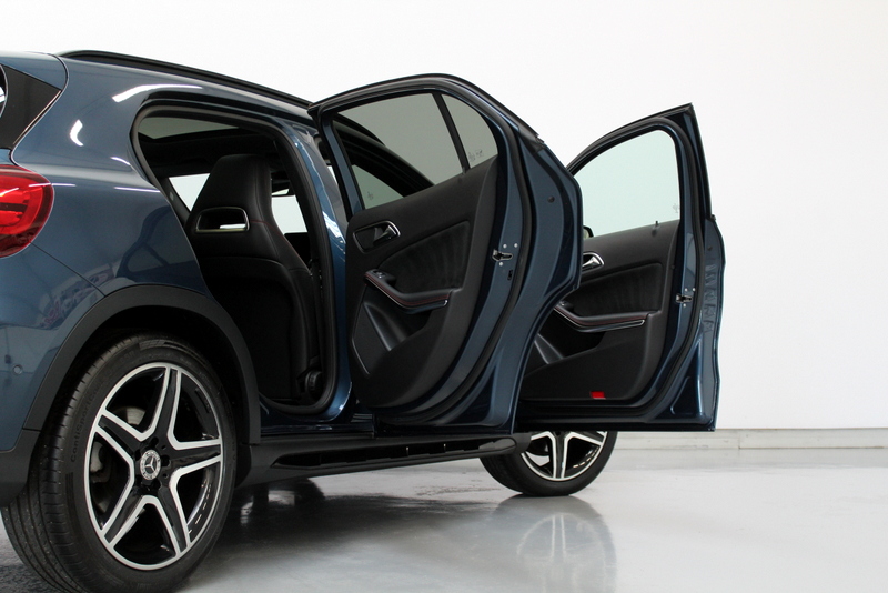 Mercedes-Benz GLA Mercedes-Benz GLA-klasse 180 Business Solution AMG Night Upgrade 123PK, RIJKLAAR!! AUTOMAAT | PANORAMADAK | LEER/ALCANTARA | CAMERA