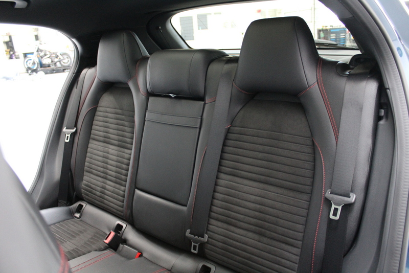 Mercedes-Benz GLA Mercedes-Benz GLA-klasse 180 Business Solution AMG Night Upgrade 123PK, RIJKLAAR!! AUTOMAAT | PANORAMADAK | LEER/ALCANTARA | CAMERA