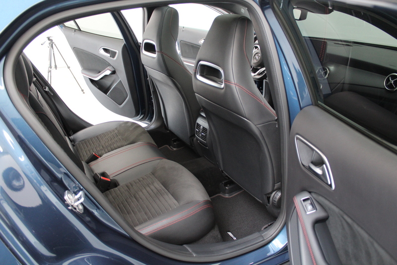 Mercedes-Benz GLA Mercedes-Benz GLA-klasse 180 Business Solution AMG Night Upgrade 123PK, RIJKLAAR!! AUTOMAAT | PANORAMADAK | LEER/ALCANTARA | CAMERA
