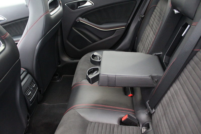 Mercedes-Benz GLA Mercedes-Benz GLA-klasse 180 Business Solution AMG Night Upgrade 123PK, RIJKLAAR!! AUTOMAAT | PANORAMADAK | LEER/ALCANTARA | CAMERA
