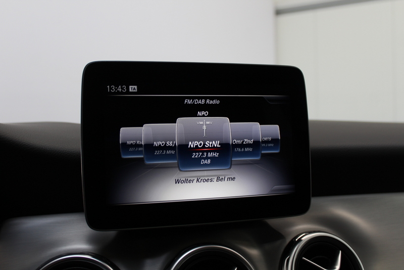 Mercedes-Benz GLA Mercedes-Benz GLA-klasse 180 Business Solution AMG Night Upgrade 123PK, RIJKLAAR!! AUTOMAAT | PANORAMADAK | LEER/ALCANTARA | CAMERA