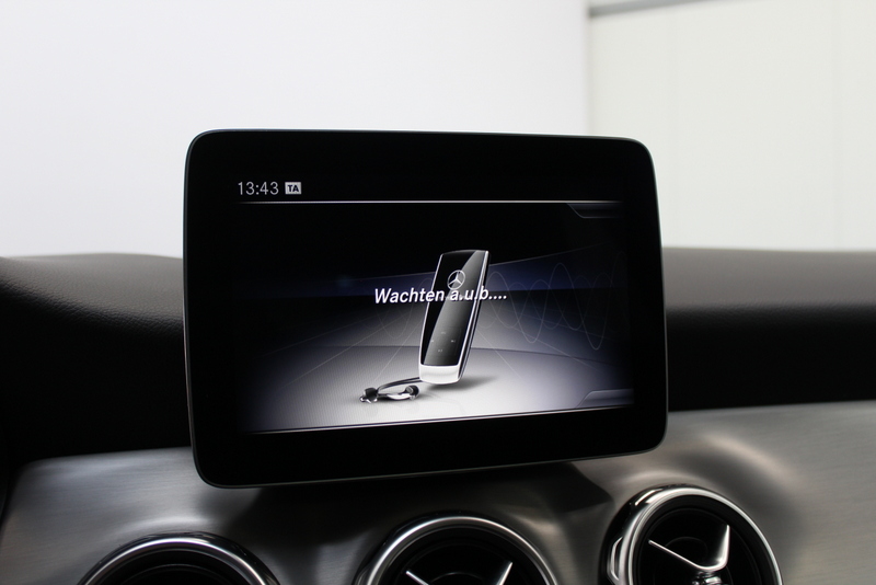 Mercedes-Benz GLA Mercedes-Benz GLA-klasse 180 Business Solution AMG Night Upgrade 123PK, RIJKLAAR!! AUTOMAAT | PANORAMADAK | LEER/ALCANTARA | CAMERA