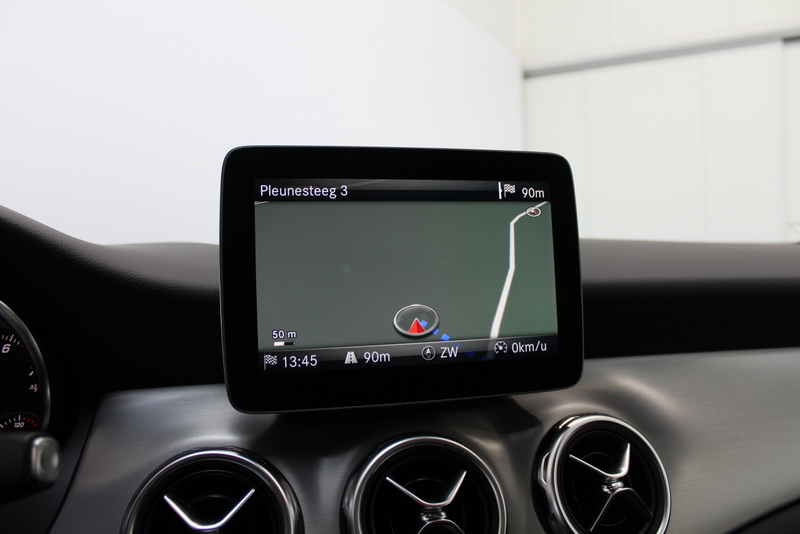 Mercedes-Benz GLA Mercedes-Benz GLA-klasse 180 Business Solution AMG Night Upgrade 123PK, RIJKLAAR!! AUTOMAAT | PANORAMADAK | LEER/ALCANTARA | CAMERA
