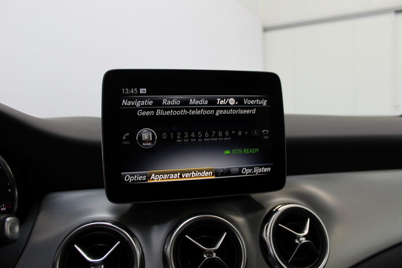 Mercedes-Benz GLA Mercedes-Benz GLA-klasse 180 Business Solution AMG Night Upgrade 123PK, RIJKLAAR!! AUTOMAAT | PANORAMADAK | LEER/ALCANTARA | CAMERA