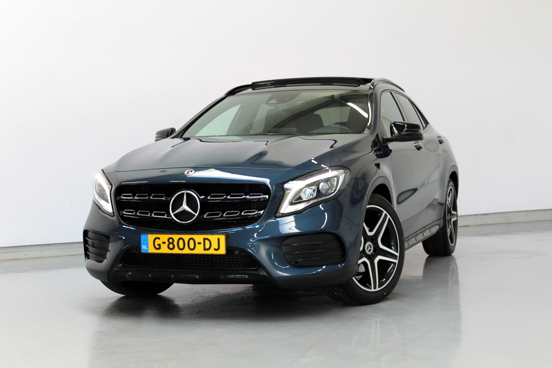 Mercedes-Benz GLA Mercedes-Benz GLA-klasse 180 Business Solution AMG Night Upgrade 123PK, RIJKLAAR!! AUTOMAAT | PANORAMADAK | LEER/ALCANTARA | CAMERA