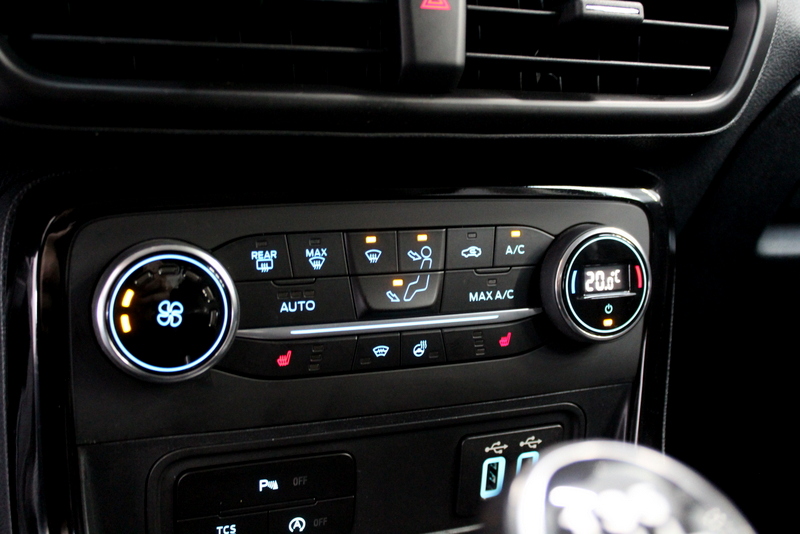 Ford EcoSport Ford EcoSport 1.0 EcoBoost Titanium 126PK, RIJKLAAR!! | TREKHAAK | CARPLAY | DEELS LEER