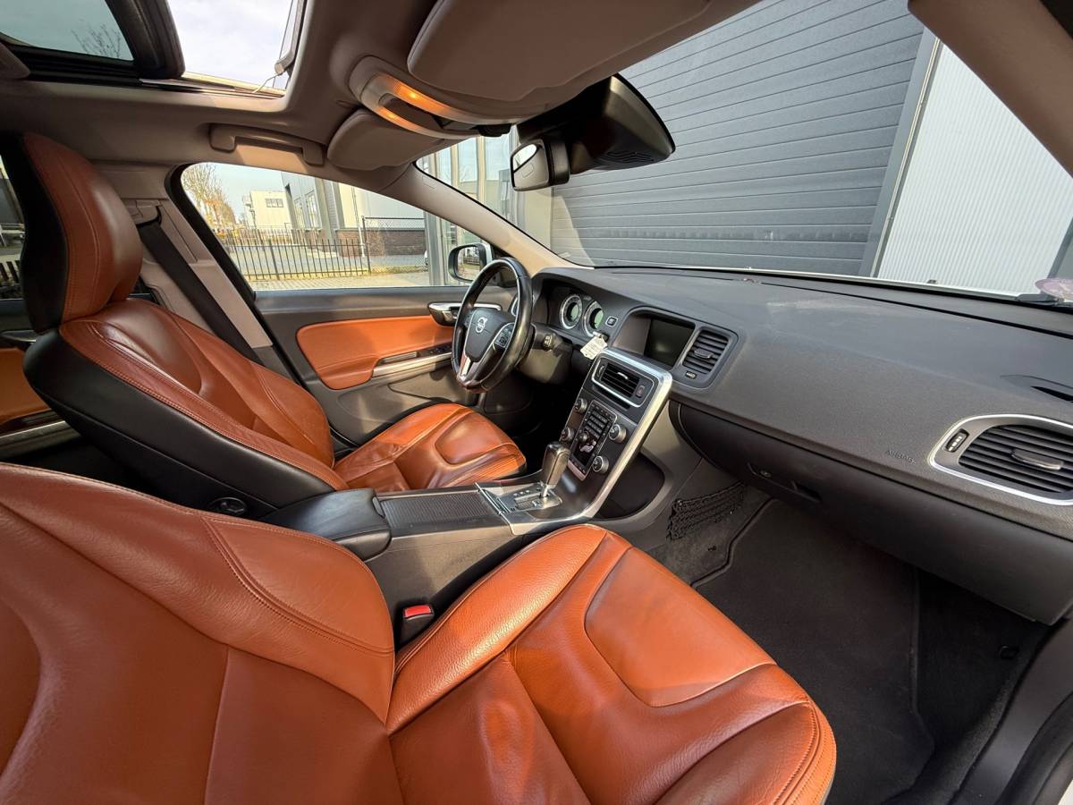 Volvo V60 Volvo V60 2.0T Summum / AUTOMAAT / DEALER ONDERHOUDEN / NAP