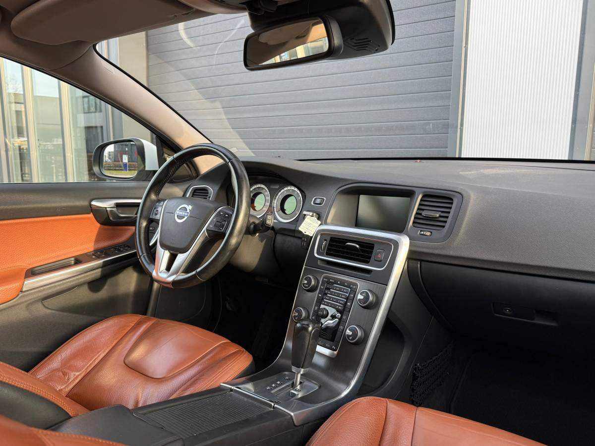 Volvo V60 Volvo V60 2.0T Summum / AUTOMAAT / DEALER ONDERHOUDEN / NAP