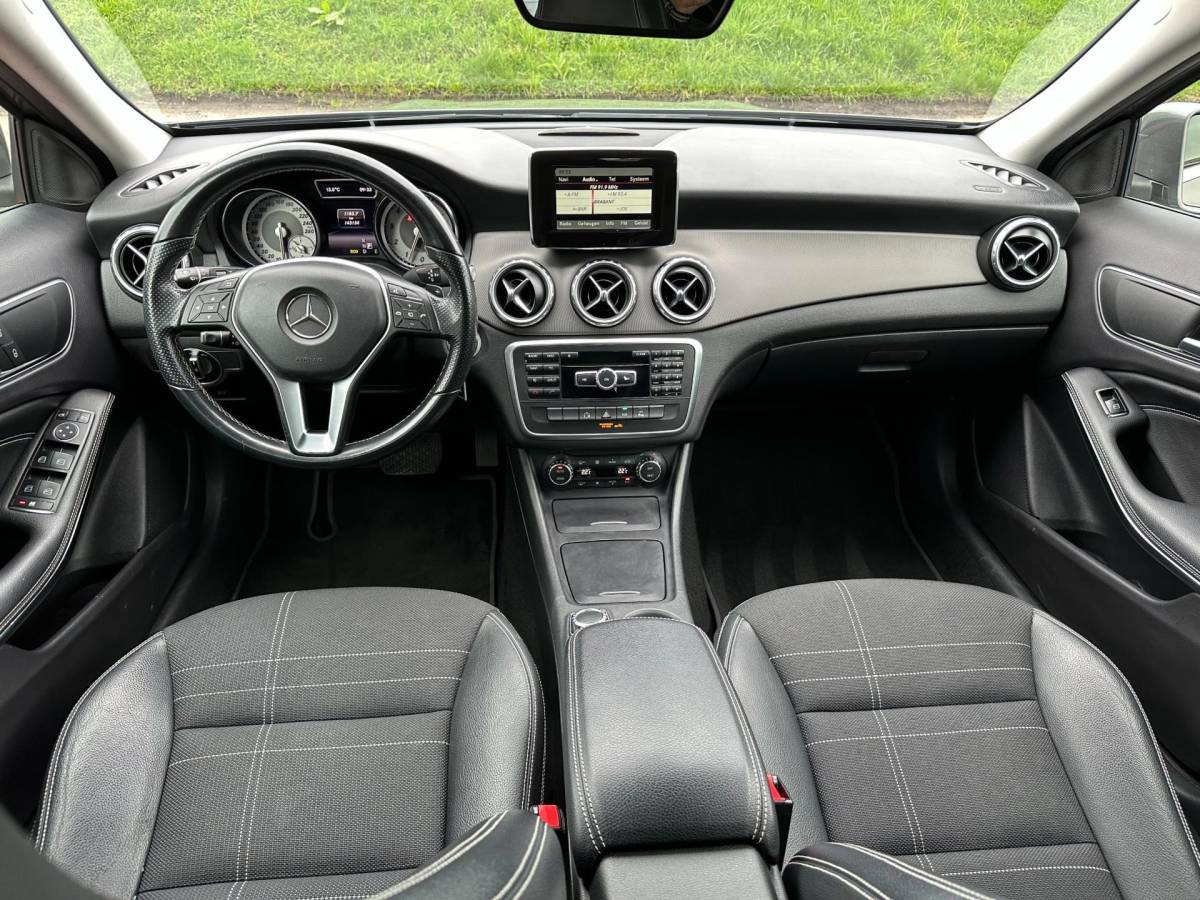 Mercedes-Benz GLA Mercedes-Benz GLA-klasse 200 Ambition/ Navi/ Half leder/ Privacy Glass/ PDC/ AUT7