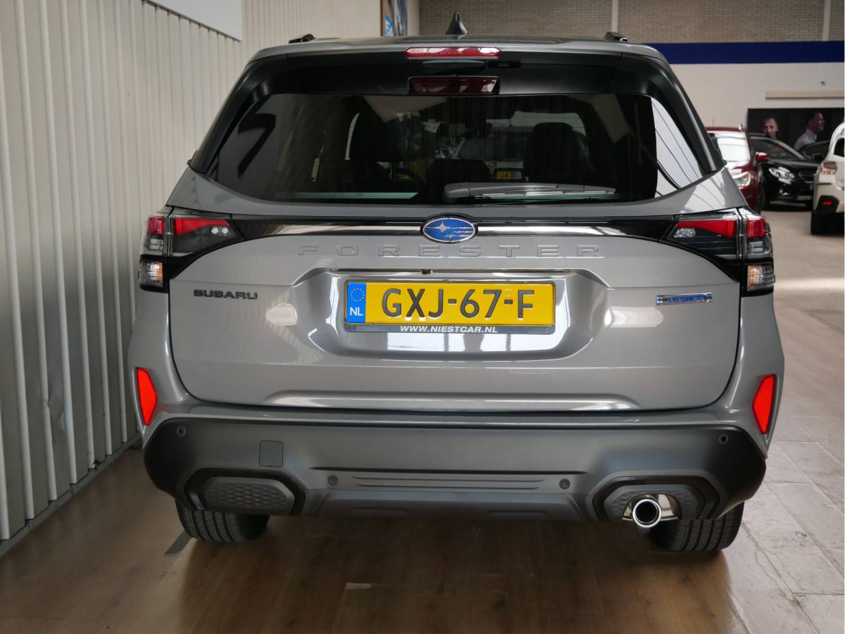 Subaru Forester Subaru Forester 2.0i e-BOXER Premium First Edition!