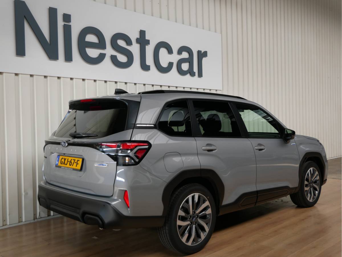 Subaru Forester Subaru Forester 2.0i e-BOXER Premium First Edition!