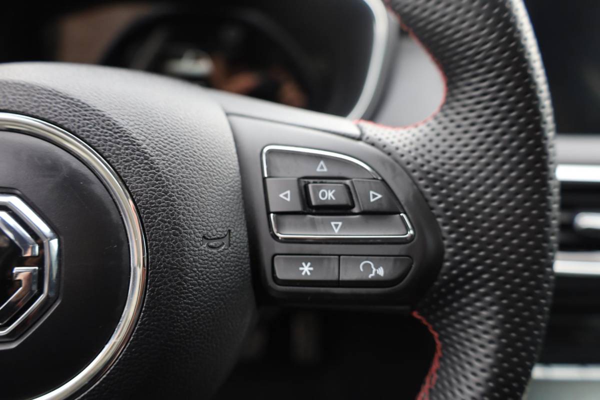 MG EHS MG EHS 1.5 TGDI Luxury PHEV Plug-in  LEER PANO 360-CAMERA DAB CARPLAY NAVI STOELVERWARMING SFEERVERLICHTING ACC 18″LMV 2xKEYLESS ELEK.ACHTERKLEP 2xPDC ENZ!