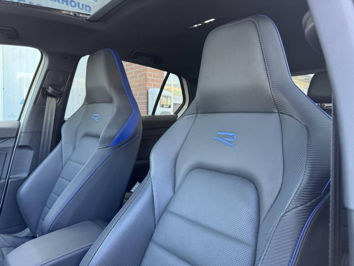 Volkswagen Golf Volkswagen Golf 8 R 2.0 TSI 333pk 4Motion 20 years Edition Akra Pano H&K Leder Memory Ventilatie Stuurvw Stlvw Blindspot Fabrieksgarantie