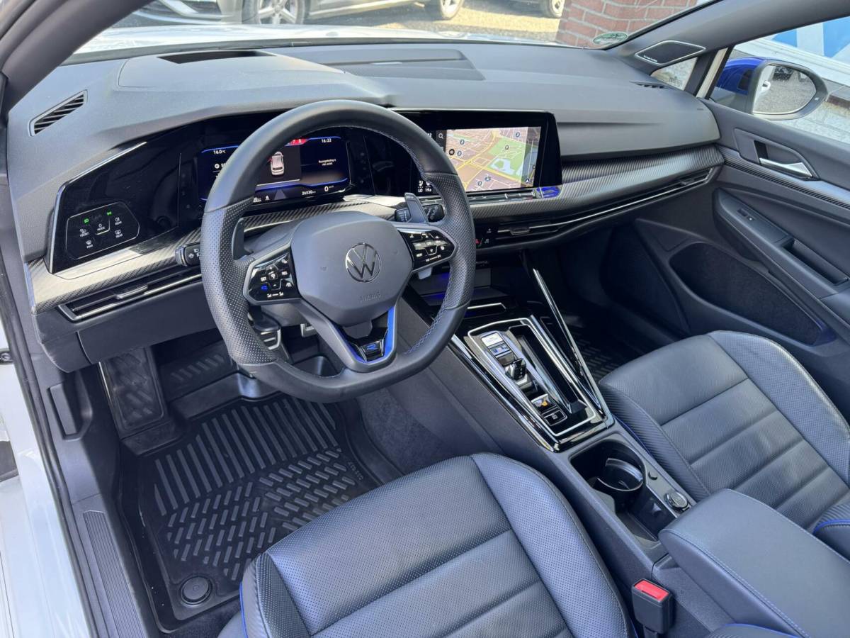 Volkswagen Golf Volkswagen Golf 8 R 2.0 TSI 333pk 4Motion 20 years Edition Akra Pano H&K Leder Memory Ventilatie Stuurvw Stlvw Blindspot Fabrieksgarantie