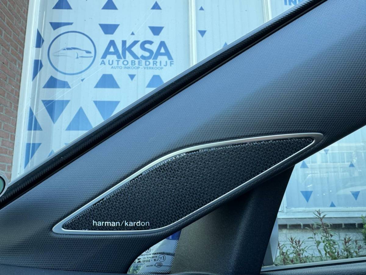 Volkswagen Golf Volkswagen Golf 8 R 2.0 TSI 333pk 4Motion 20 years Edition Akra Pano H&K Leder Memory Ventilatie Stuurvw Stlvw Blindspot Fabrieksgarantie