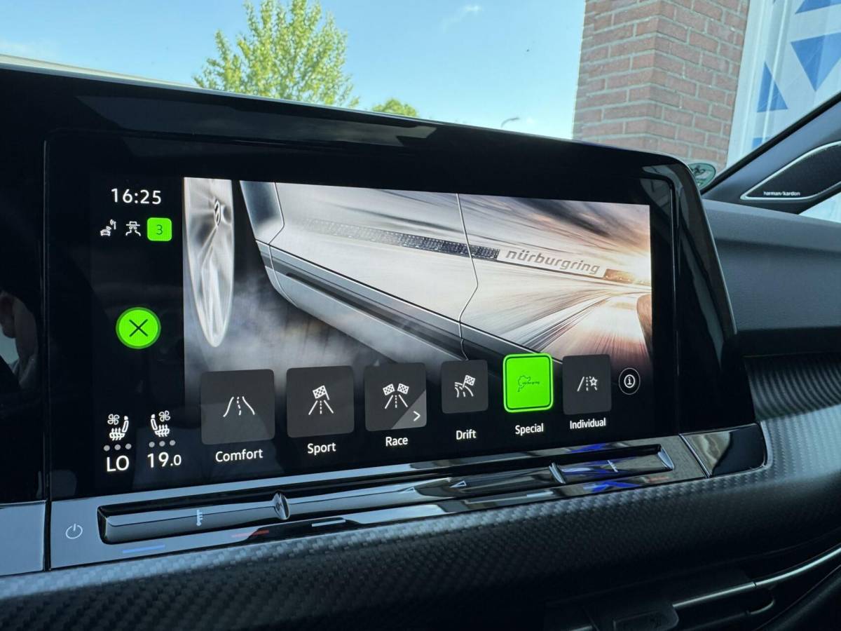 Volkswagen Golf Volkswagen Golf 8 R 2.0 TSI 333pk 4Motion 20 years Edition Akra Pano H&K Leder Memory Ventilatie Stuurvw Stlvw Blindspot Fabrieksgarantie