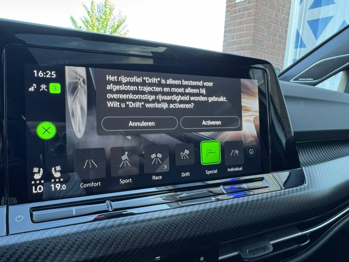 Volkswagen Golf Volkswagen Golf 8 R 2.0 TSI 333pk 4Motion 20 years Edition Akra Pano H&K Leder Memory Ventilatie Stuurvw Stlvw Blindspot Fabrieksgarantie