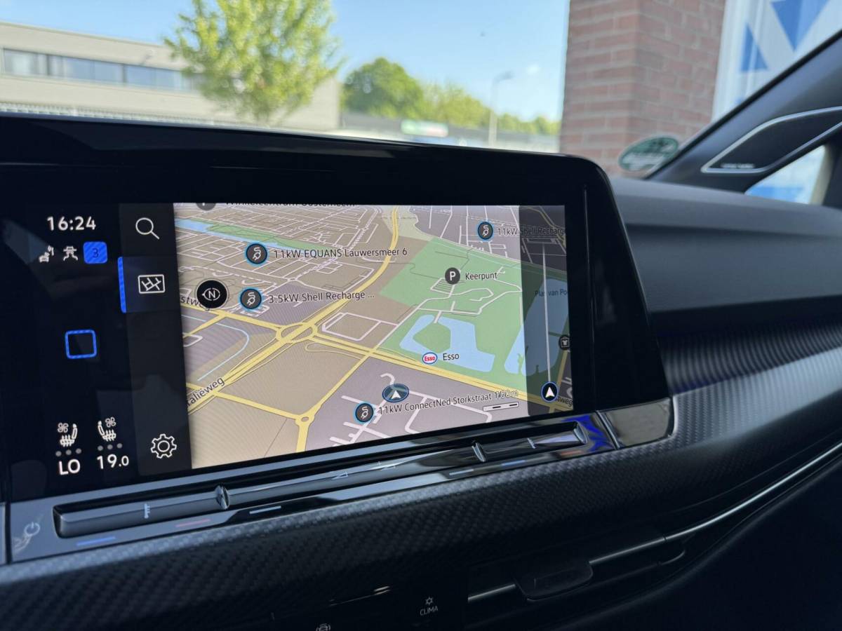 Volkswagen Golf Volkswagen Golf 8 R 2.0 TSI 333pk 4Motion 20 years Edition Akra Pano H&K Leder Memory Ventilatie Stuurvw Stlvw Blindspot Fabrieksgarantie