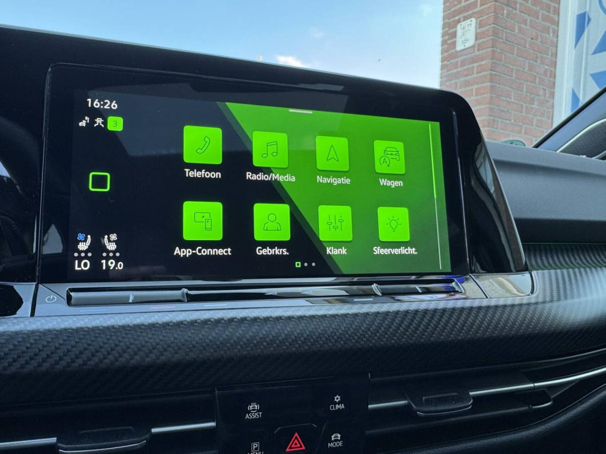 Volkswagen Golf Volkswagen Golf 8 R 2.0 TSI 333pk 4Motion 20 years Edition Akra Pano H&K Leder Memory Ventilatie Stuurvw Stlvw Blindspot Fabrieksgarantie