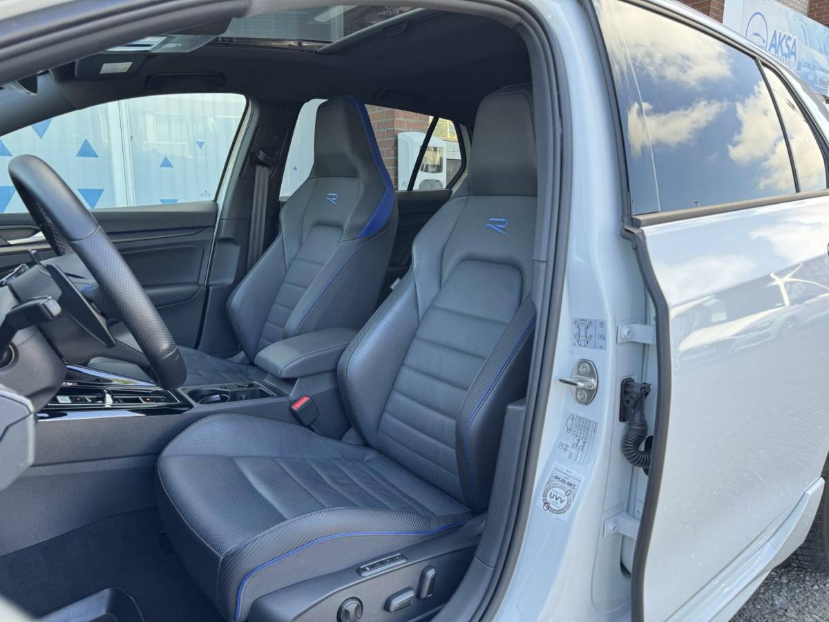 Volkswagen Golf Volkswagen Golf 8 R 2.0 TSI 333pk 4Motion 20 years Edition Akra Pano H&K Leder Memory Ventilatie Stuurvw Stlvw Blindspot Fabrieksgarantie