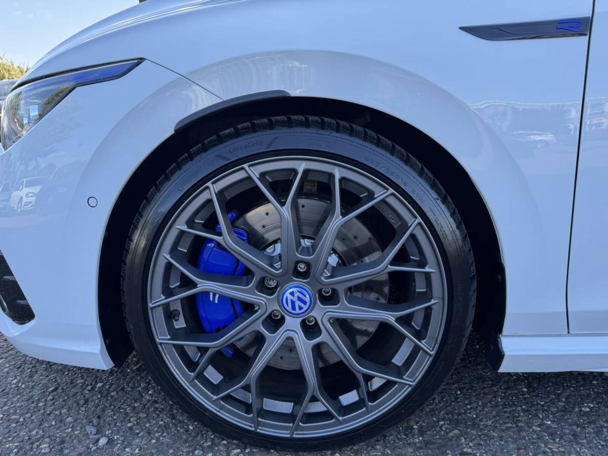 Volkswagen Golf Volkswagen Golf 8 R 2.0 TSI 333pk 4Motion 20 years Edition Akra Pano H&K Leder Memory Ventilatie Stuurvw Stlvw Blindspot Fabrieksgarantie