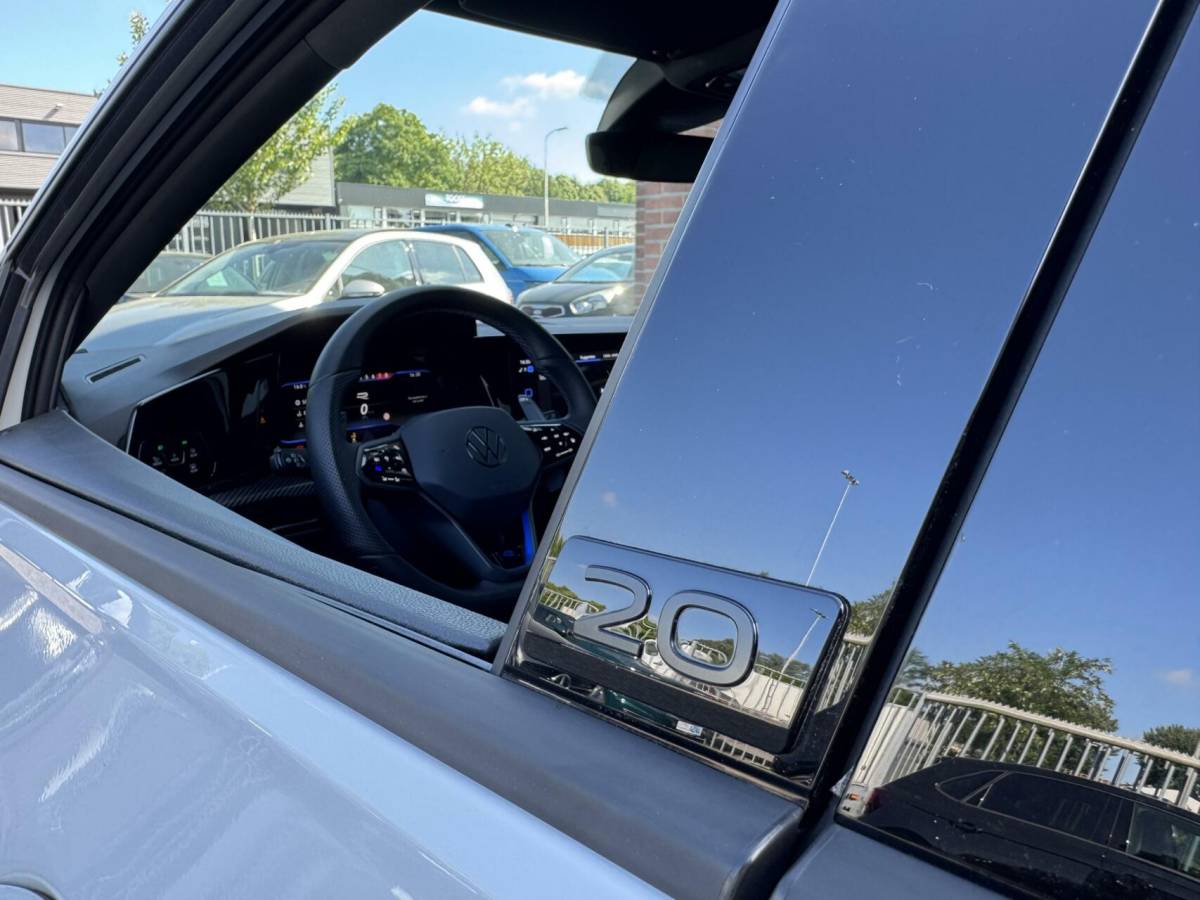 Volkswagen Golf Volkswagen Golf 8 R 2.0 TSI 333pk 4Motion 20 years Edition Akra Pano H&K Leder Memory Ventilatie Stuurvw Stlvw Blindspot Fabrieksgarantie