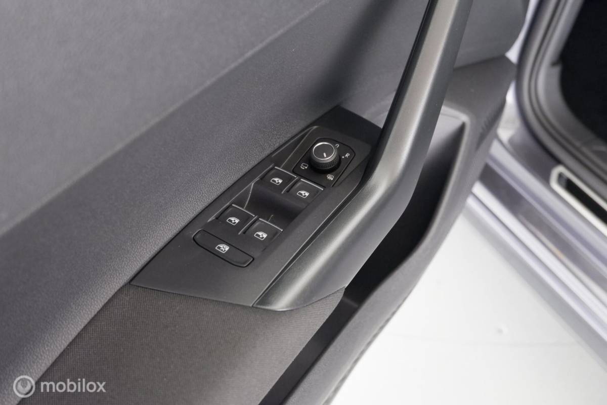 Volkswagen Polo Volkswagen Polo 1.0 TSI Automaat R-Line stoelverw.|cam|virtueelcockpit|applecarplay|95pk|acc|lmv17