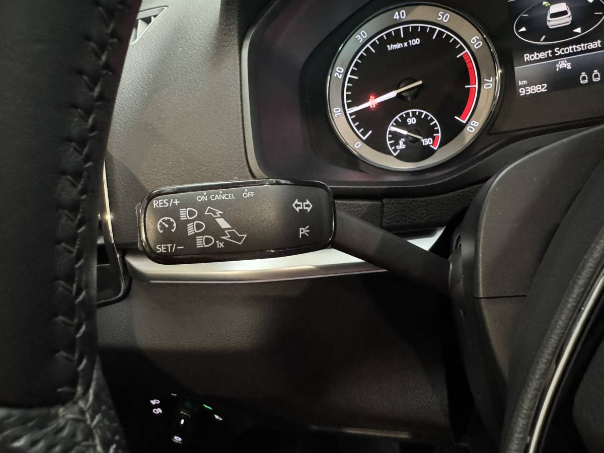 Škoda Karoq ŠKODA Karoq 1.5 TSI ACT Business Edition Plus Airco ECC | Panorama | Trekhaak | Camera | LED | Cruise Control | Canton Audio | Isofix | NAP