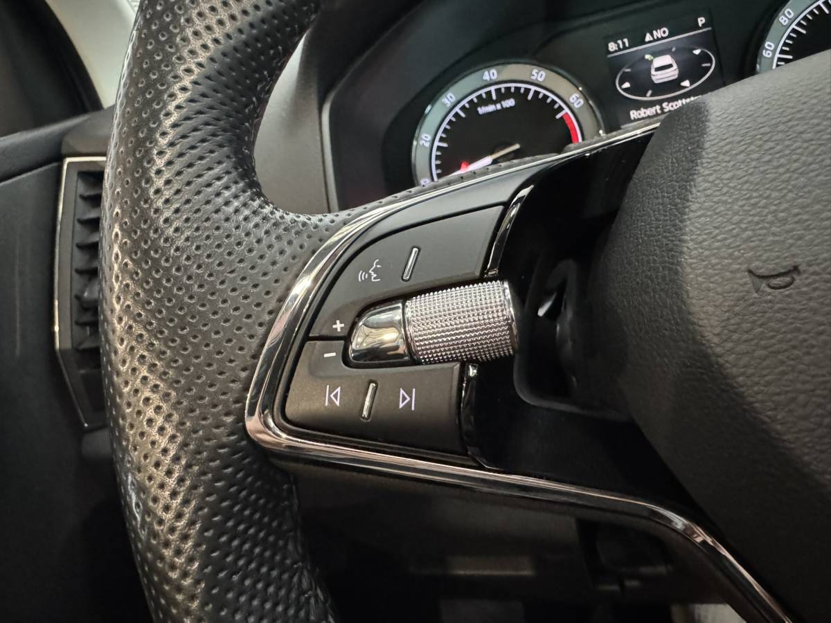 Škoda Karoq ŠKODA Karoq 1.5 TSI ACT Business Edition Plus Airco ECC | Panorama | Trekhaak | Camera | LED | Cruise Control | Canton Audio | Isofix | NAP