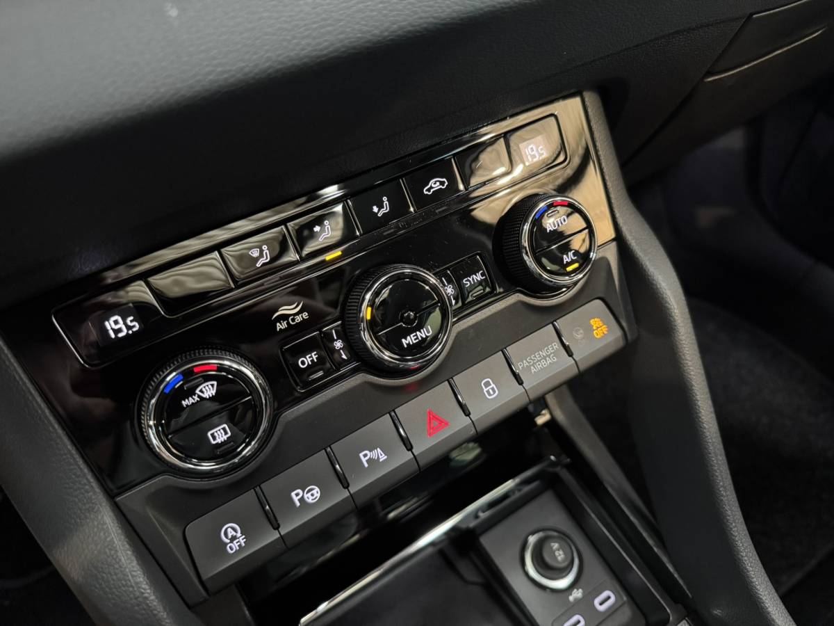 Škoda Karoq ŠKODA Karoq 1.5 TSI ACT Business Edition Plus Airco ECC | Panorama | Trekhaak | Camera | LED | Cruise Control | Canton Audio | Isofix | NAP