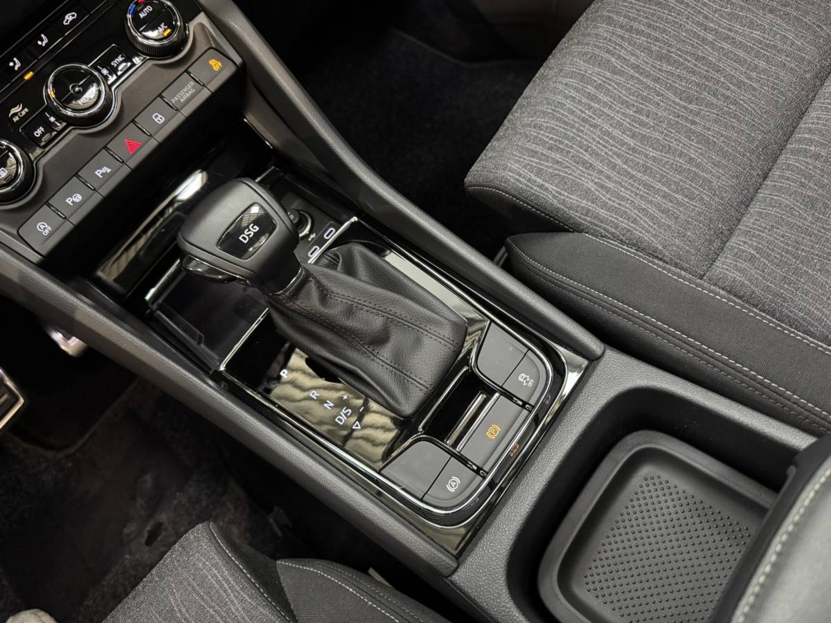 Škoda Karoq ŠKODA Karoq 1.5 TSI ACT Business Edition Plus Airco ECC | Panorama | Trekhaak | Camera | LED | Cruise Control | Canton Audio | Isofix | NAP