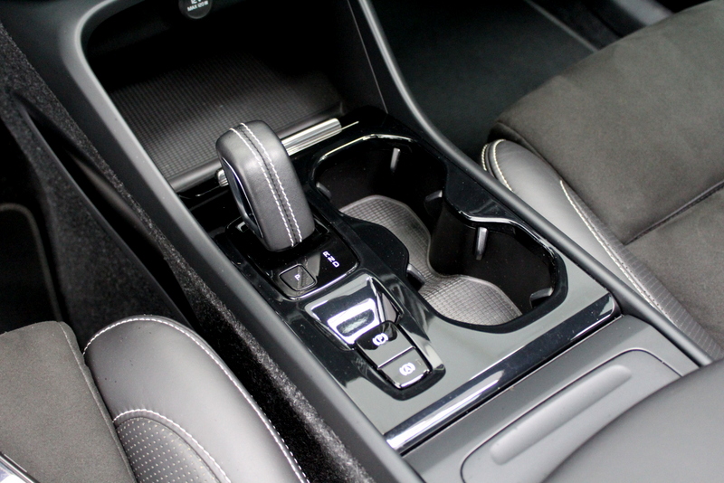 Volvo XC40 Volvo XC40 2.0 T4 R-Design 191PK,  RIJKLAAR!! AUTOMAAT |  PANORAMADAK | LEER/ALCANTARA | ELEC-ACHTERKLEP | ADAPTIEVE CRUISE CONTROLE