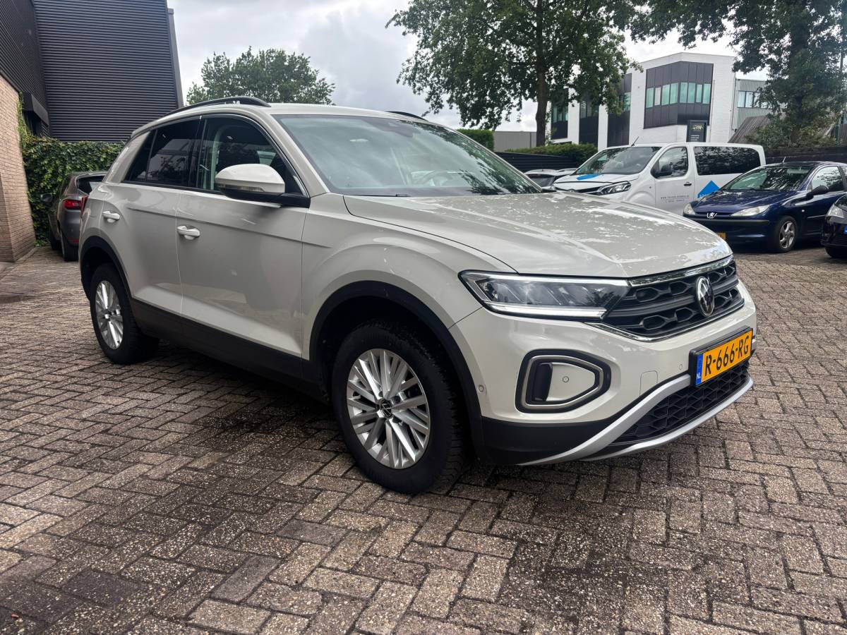 Volkswagen T-Roc Volkswagen T-Roc 1.0 TSI Life Camera,PDC,Trekhaak,Navi,Led,Carplay