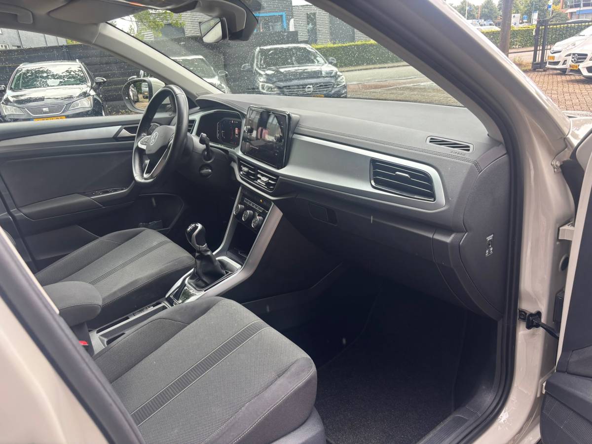 Volkswagen T-Roc Volkswagen T-Roc 1.0 TSI Life Camera,PDC,Trekhaak,Navi,Led,Carplay