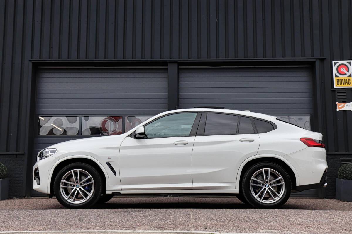 BMW X4 BMW X4 xDrive30i M-Sport M-Pakket /PANODAK/HUD/KEYLESS/CARPLAY/CAMERA/STOELVERW. + VENTL./ACC!