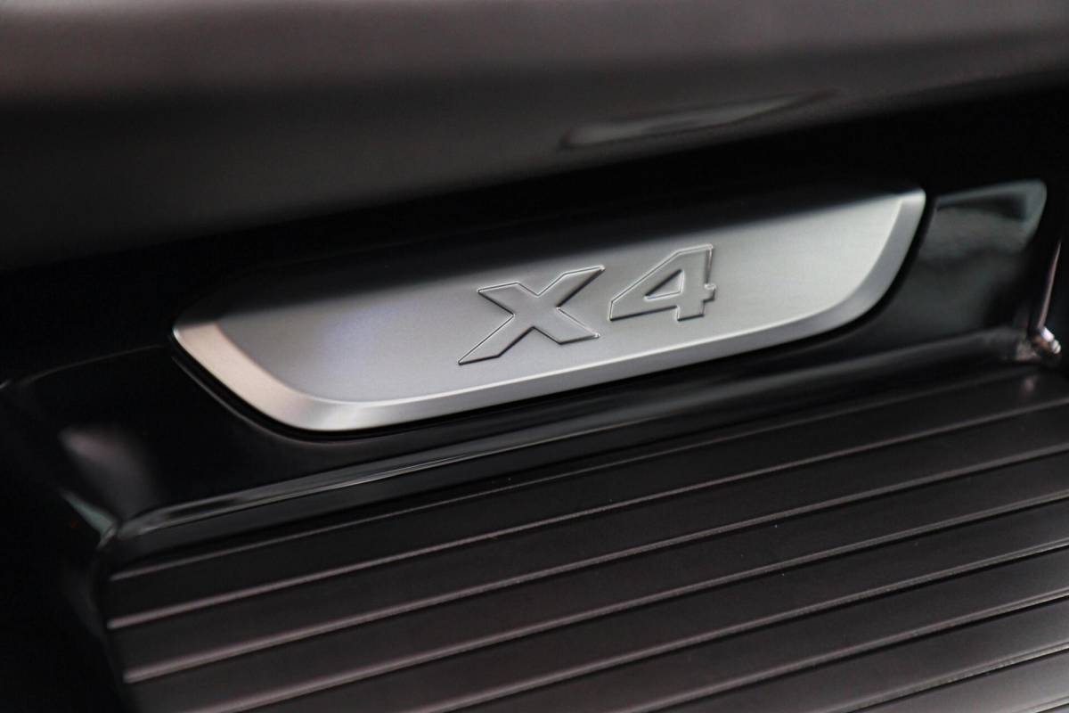 BMW X4 BMW X4 xDrive30i M-Sport M-Pakket /PANODAK/HUD/KEYLESS/CARPLAY/CAMERA/STOELVERW. + VENTL./ACC!