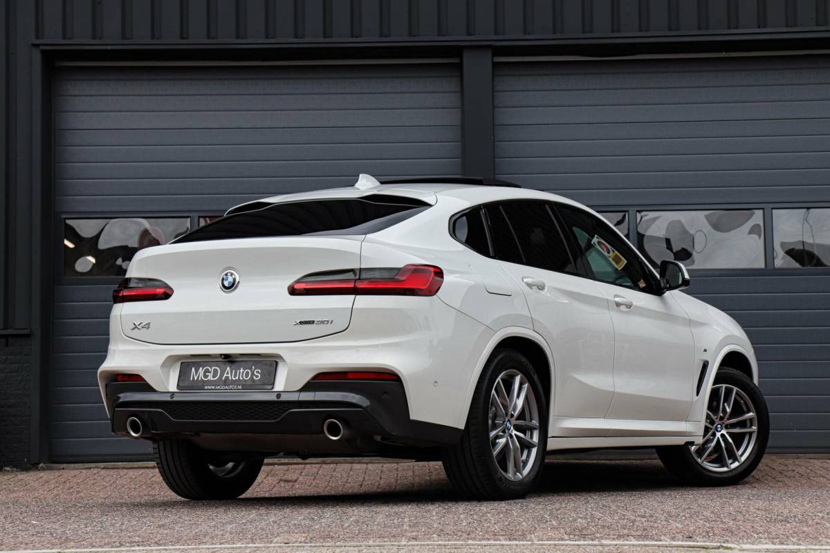 BMW X4 BMW X4 xDrive30i M-Sport M-Pakket /PANODAK/HUD/KEYLESS/CARPLAY/CAMERA/STOELVERW. + VENTL./ACC!
