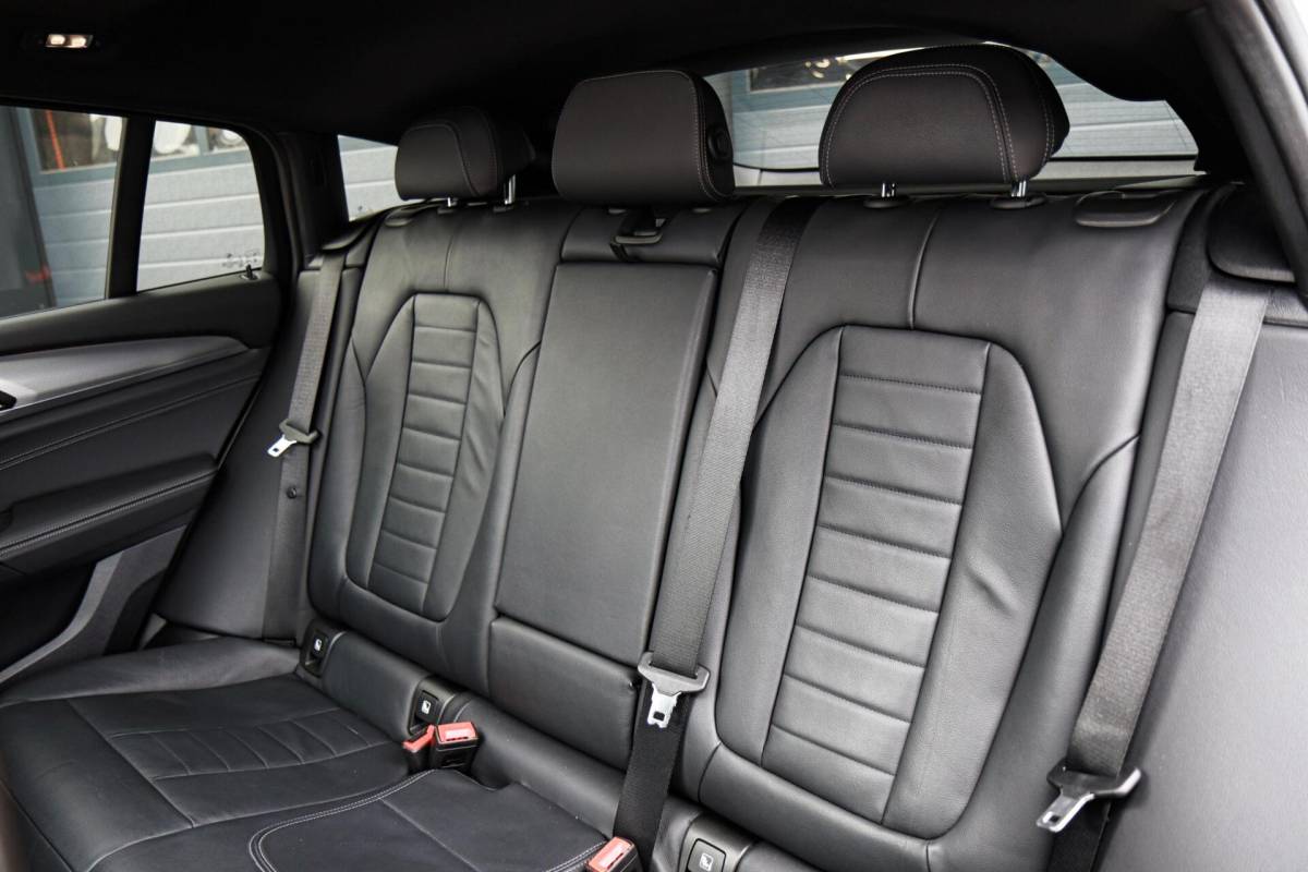 BMW X4 BMW X4 xDrive30i M-Sport M-Pakket /PANODAK/HUD/KEYLESS/CARPLAY/CAMERA/STOELVERW. + VENTL./ACC!