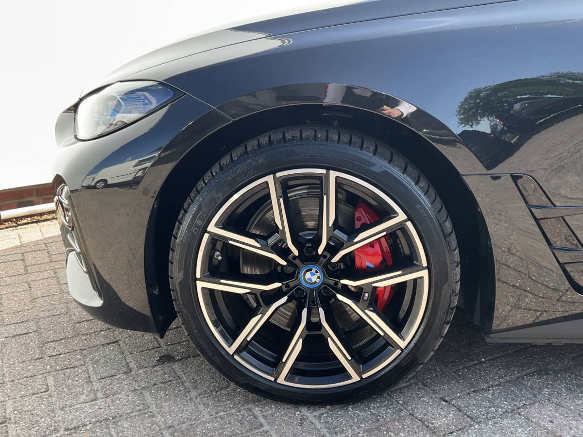 BMW i4 BMW i4 M50 M-Sport 84kWh 544PK Pano Laser HUD Harman/Kardon Elek.Trekhaak Leer BOMVOL!